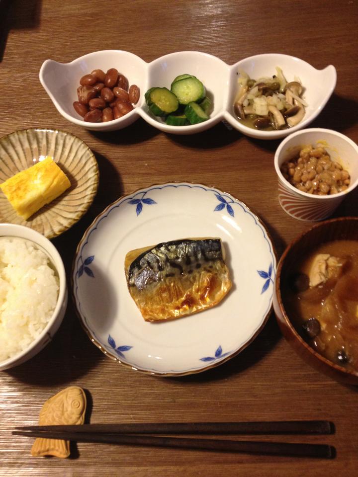 13 9 27の朝食 さばの塩焼き 卵焼き 納豆 みそ汁 煮豆 キュウリ キノコのマリネ 日々の料理 13 9 27の朝食 さばの塩焼き 卵焼き 納豆 みそ汁 煮豆 キュウリ キノコのマリネ 日々の料理