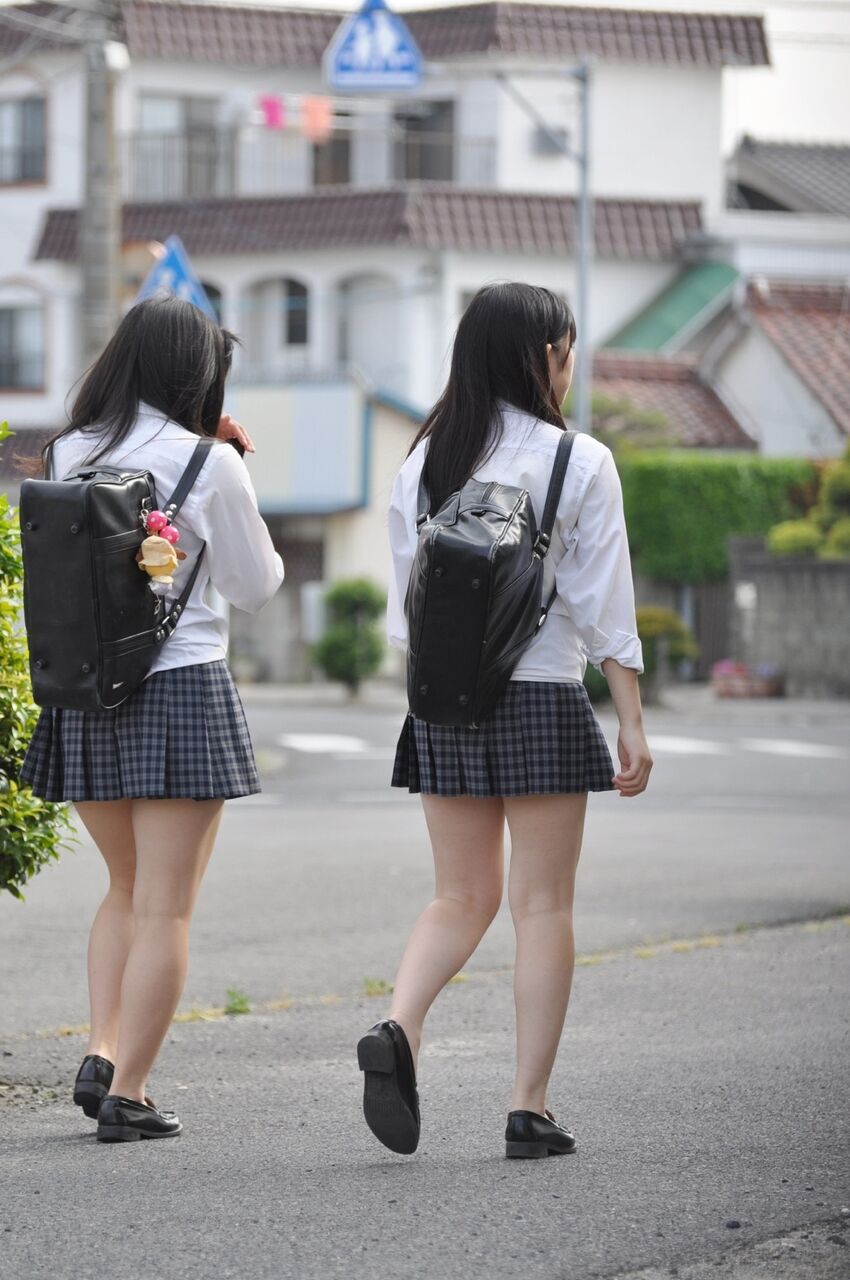 画像 女子高生の靴下がどんどん短くなり ついに素足で靴を履くようになる コピ速 画像 女子高生の靴下がどんどん短くなり ついに素足で靴を履くようになる コピ速