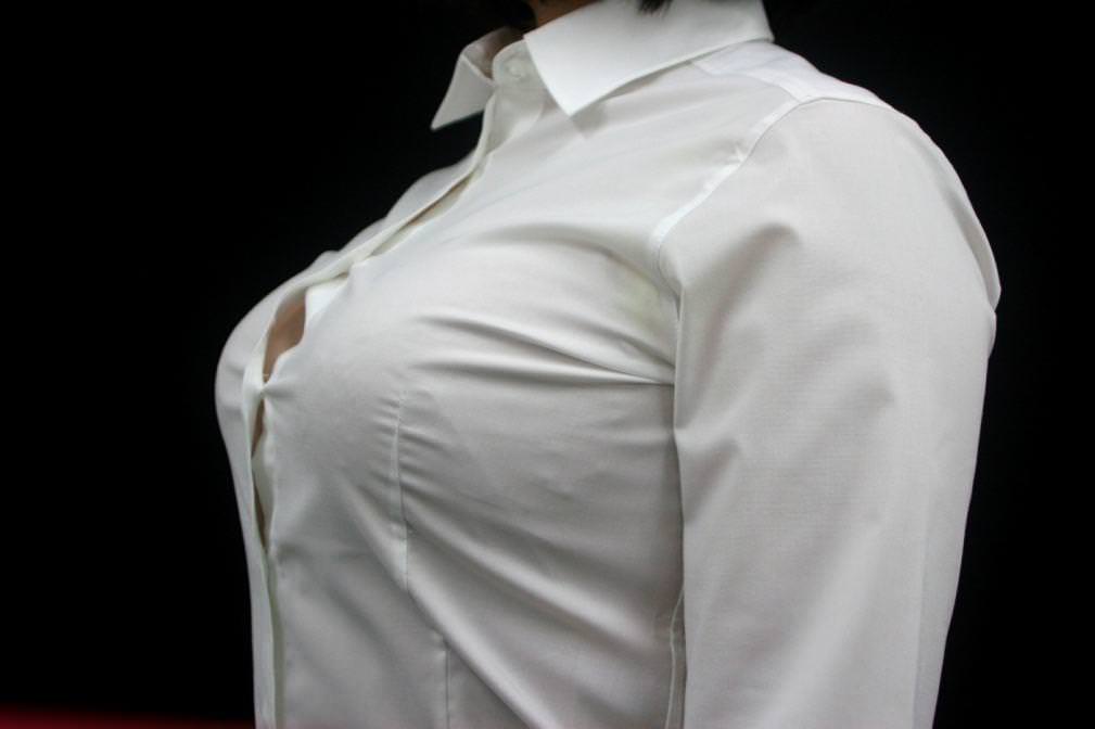 【画像】白いシャツ張り詰めた巨乳 : あいこでまね～ファクトリー