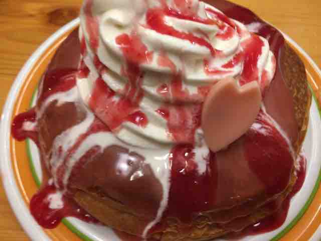 コメダ珈琲店の季節限定 シロノワールいちごチョコ が一面ピンク色でかわいくて美味しい 節約と副収入で貯金を増やすブログ 目指せ金持ちライフ