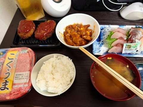 ワイの夕食、スーパーの半額惣菜のみっ😭