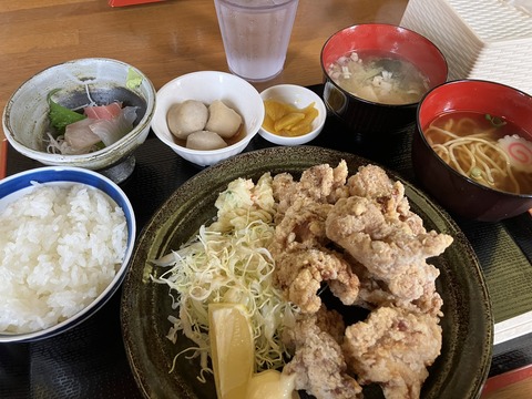 【画像】初見の飯屋で唐揚げ定食(650円)頼んでコレが出てきた時のお前らの顔を絵文字で表してけ