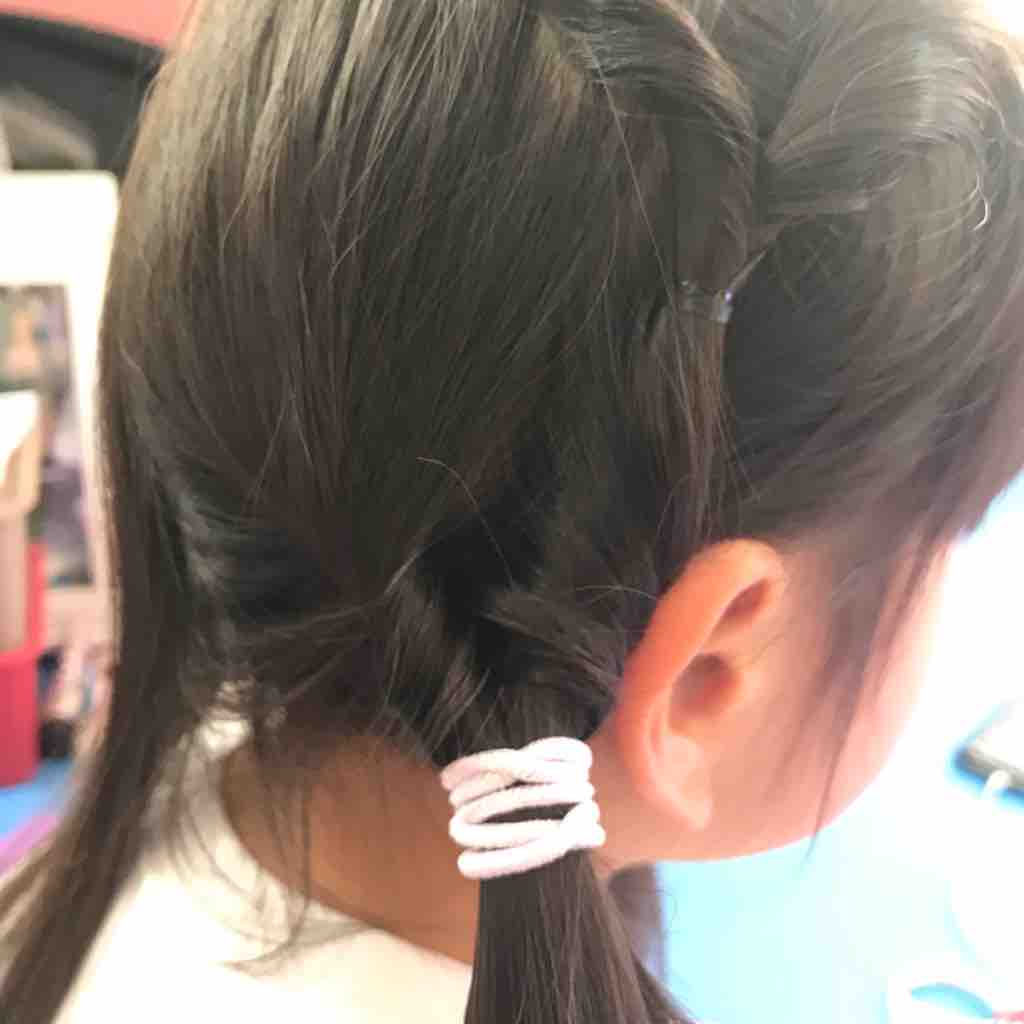 ゴムだけでできる子供のヘアアレンジ くるりんぱ でツインテール もにもにもも の すもももも ハンドメイドと料理と子育て