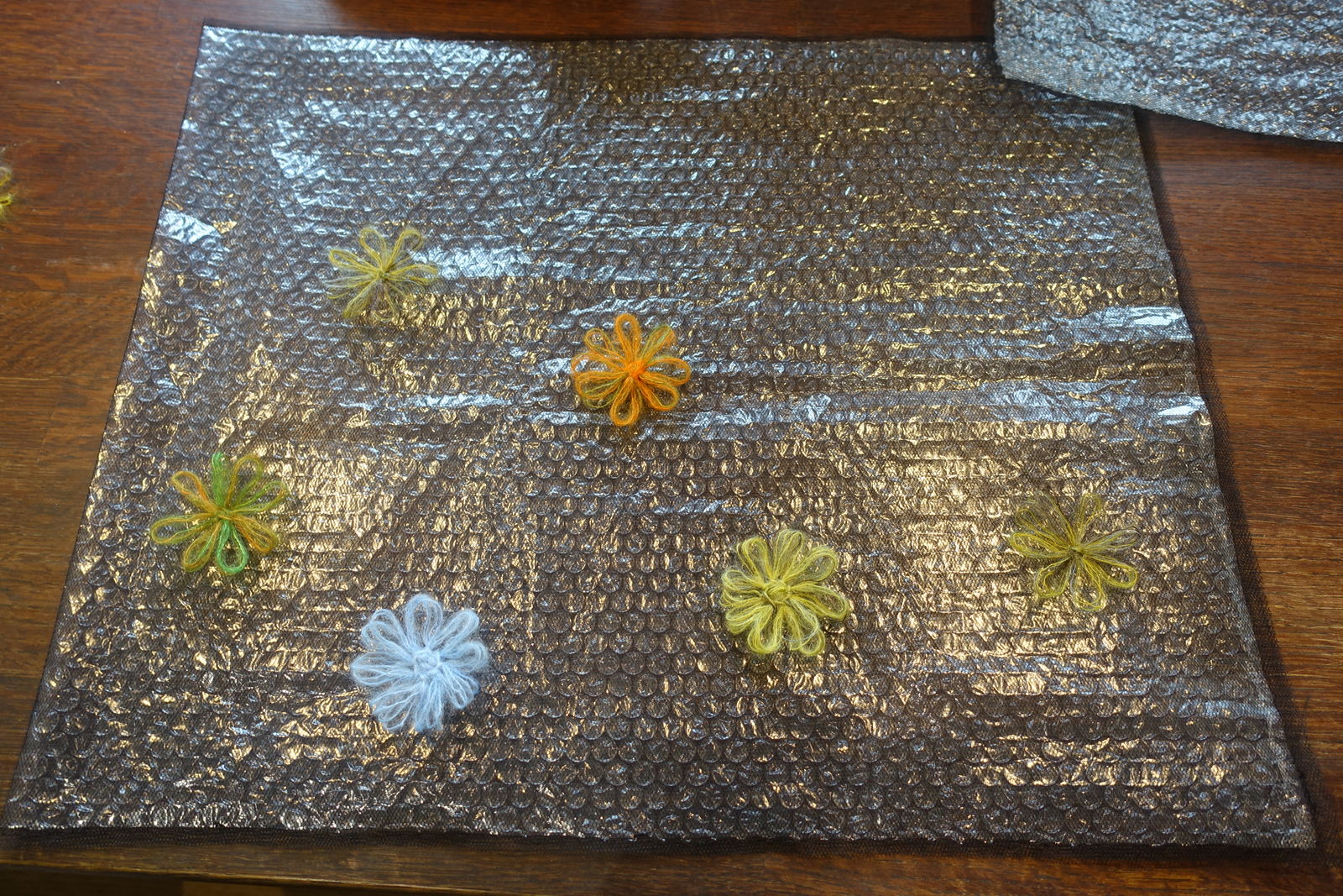 花のモチーフのあるフェルトバッグ モンコの染織日記