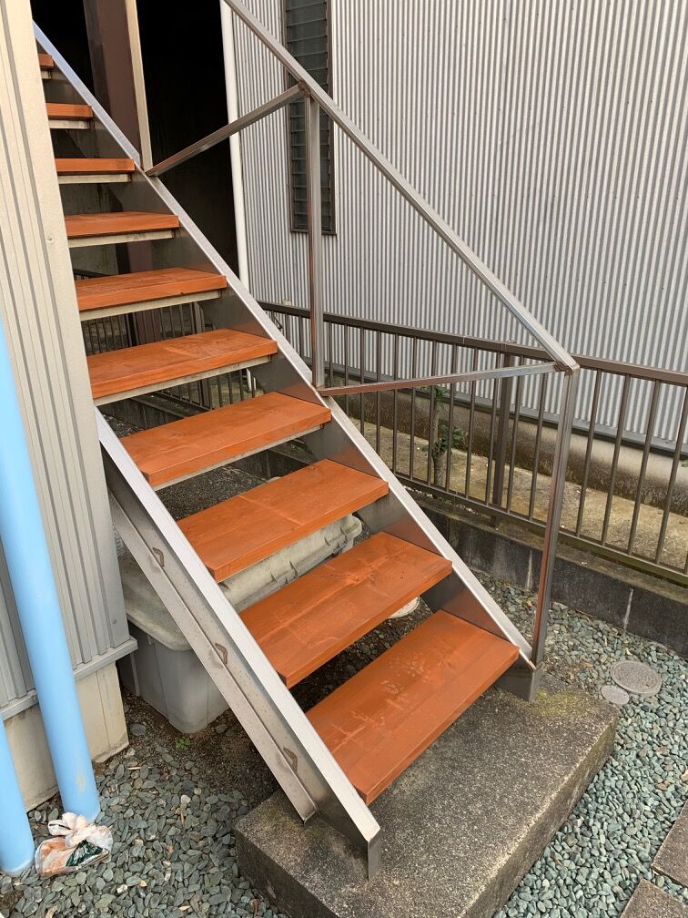 自宅の外階段を張替え ローコストな写真館