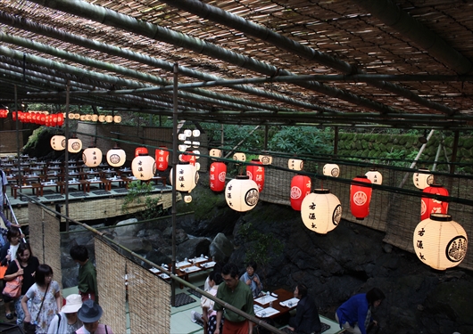 京都貴船神社の川床での食事で1万円を払って思うこと 来年はもういいかな 京都の外に住む京都好きのブログ 京都貴船神社の川床での食事で1万円を払って思うこと 来年はもういいかな 京都の外に住む京都好きのブログ