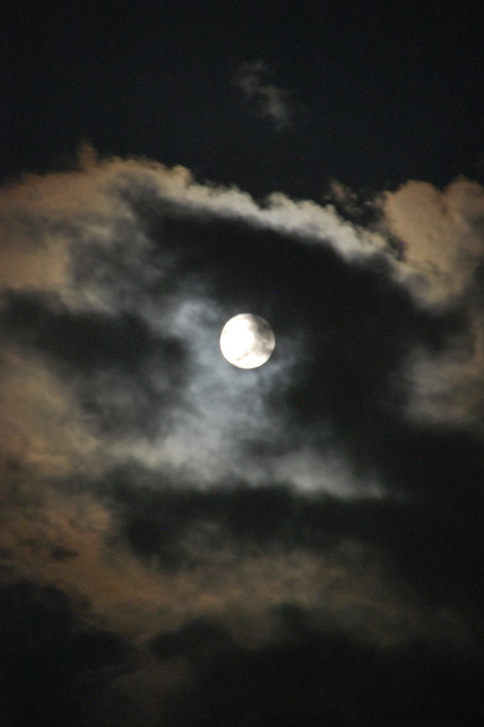 月に叢雲 昨夜の満月です 木工房 弓槻