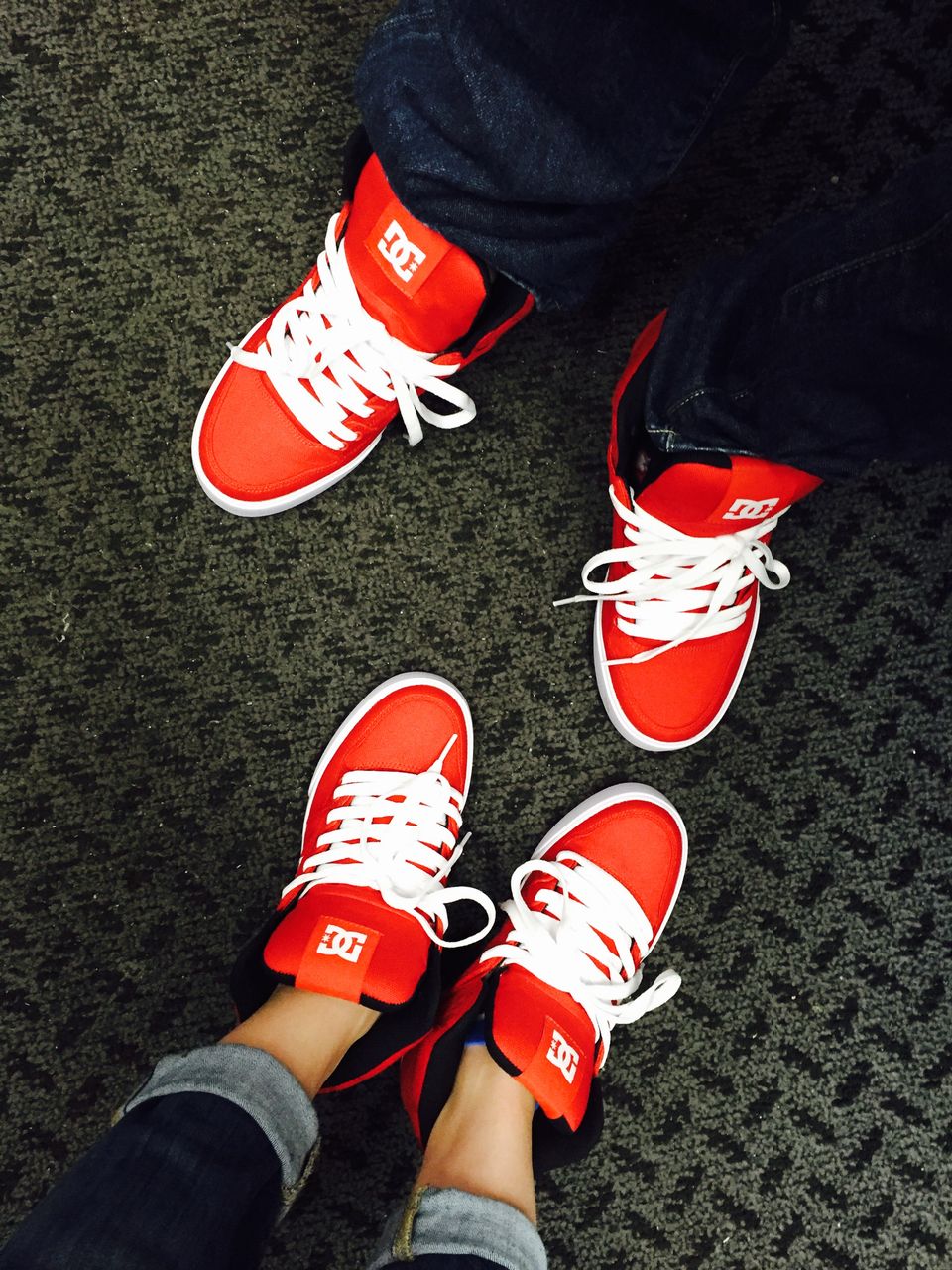 お揃いスニーカー １０代彼女 と ３０代彼氏