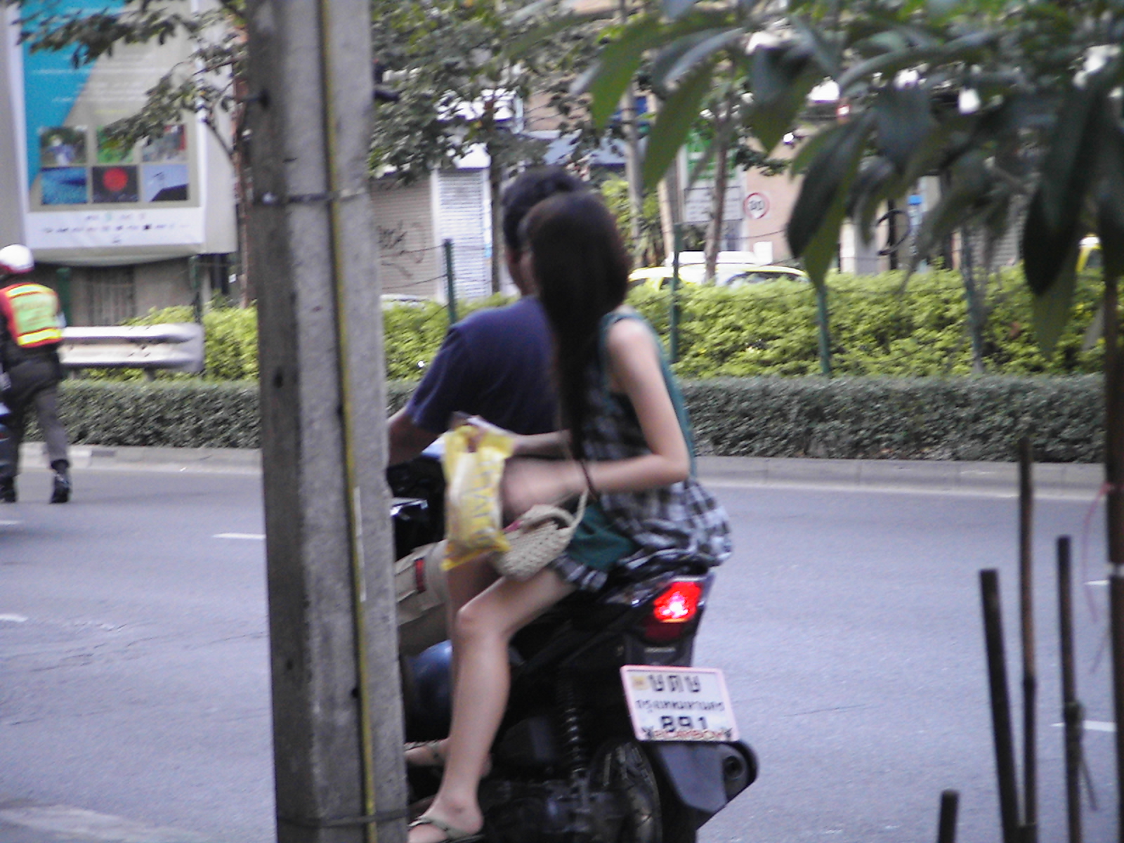 報告 タイでバイクの2人乗り 後ろの女性は女座り タイの田舎っぺオヤジの報連相