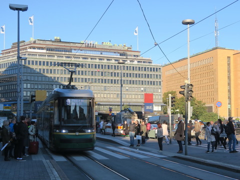 ヘルシンキ中央駅前の路面電車