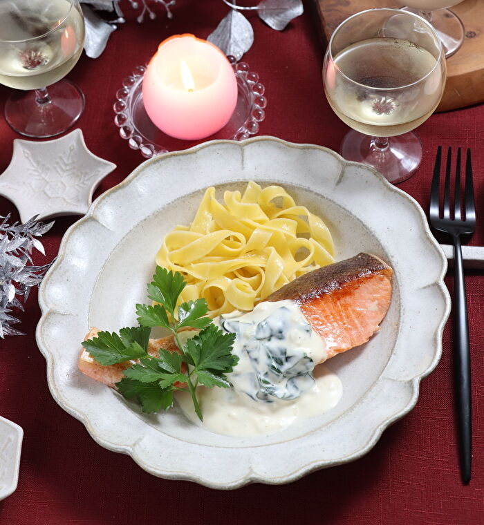 サーモンのソテー ほうれん草クリームソース フェットチーネ添えとクリスマスディナー もりもんのまいにちおいしい サーモンのソテー ほうれん草クリームソース フェットチーネ添えとクリスマスディナー もりもんのまいにちおいしい