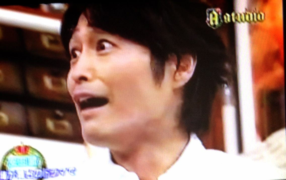 A Studioゲスト ミルクを飲んだ猫とおしゃれな魚の流星に向かってジャンプ