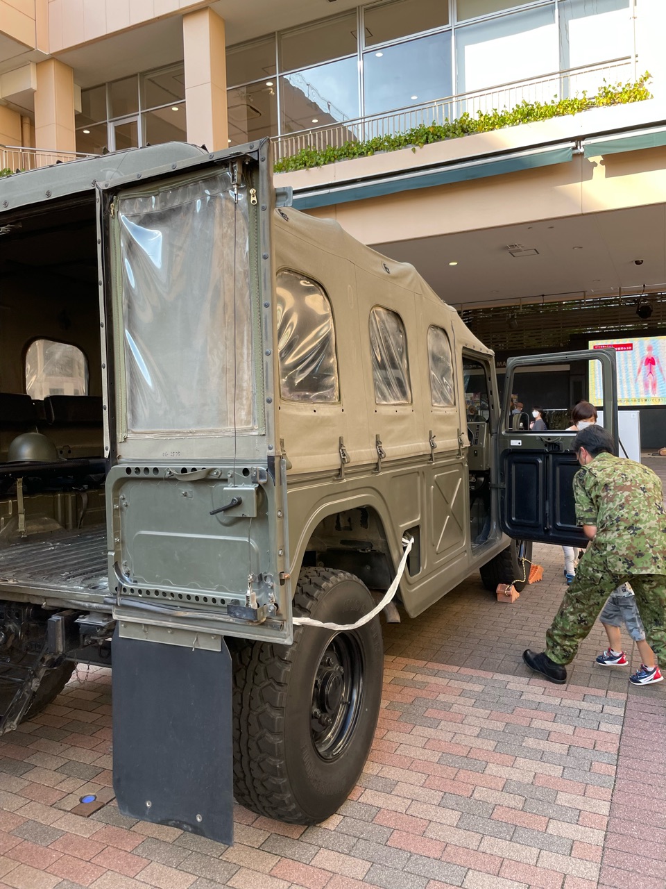 自衛隊の車めちゃかっこいい クロスカブで日本一周 外国人