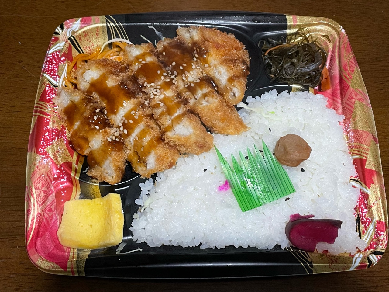 今日の貧乏飯 とんかつ弁当 クロスカブで日本一周 外国人