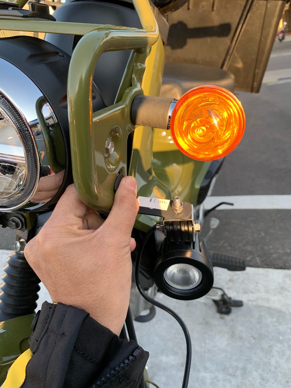 Amazon高評価のフォグランプをバイクに取付けてみた クロスカブで日本一周 外国人 Amazon高評価のフォグランプをバイクに取付けてみた クロスカブで日本一周 外国人