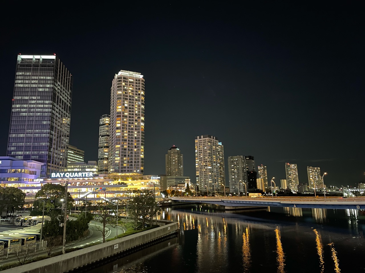 横浜駅周辺の夜景が綺麗 クロスカブで日本一周 外国人 横浜駅周辺の夜景が綺麗 クロスカブで日本一周 外国人