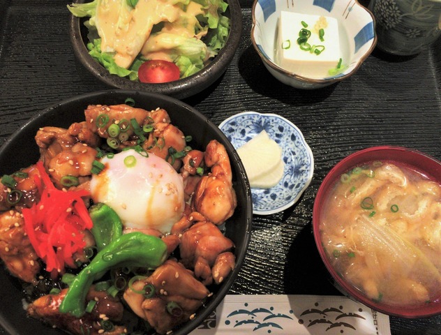 亀有の 炭火で焼いたたっぷり焼鳥丼 たぬきパラダイス 亀有の 炭火で焼いたたっぷり焼鳥丼 たぬきパラダイス