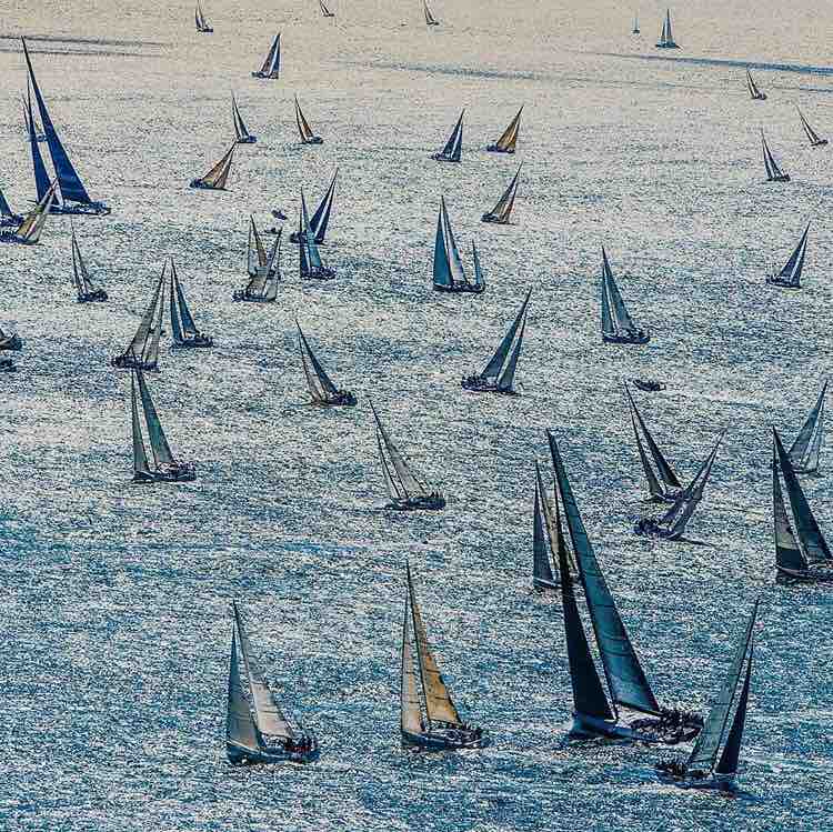 まるで絵のようなヨットがいっぱいの写真 Malu De Easy Sailing