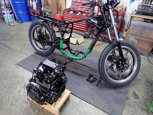 GSX400E(ｺﾞｷ) レストア：E/G腰上組み → 車体にする → エンジン搭載