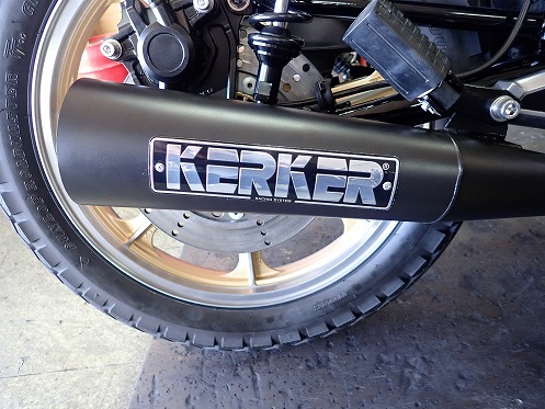 Z550FX：ビキニカウルが付いた古いカワサキには、このマフラーが良く