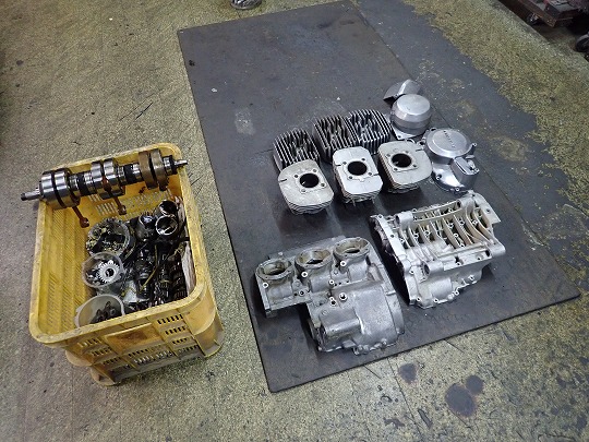 500SS(H1/逆車)レストア：エンジン分解→クランクケース塗装 | M.B.A.E.S