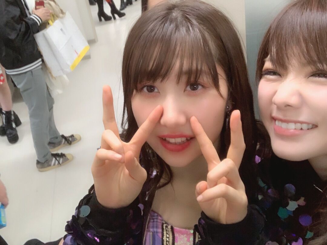 田中れいなと写真撮ってる佐藤優樹と加賀楓が大変かわいい ハロプロ Life 田中れいなと写真撮ってる佐藤優樹と加賀楓が大変かわいい ハロプロ Life