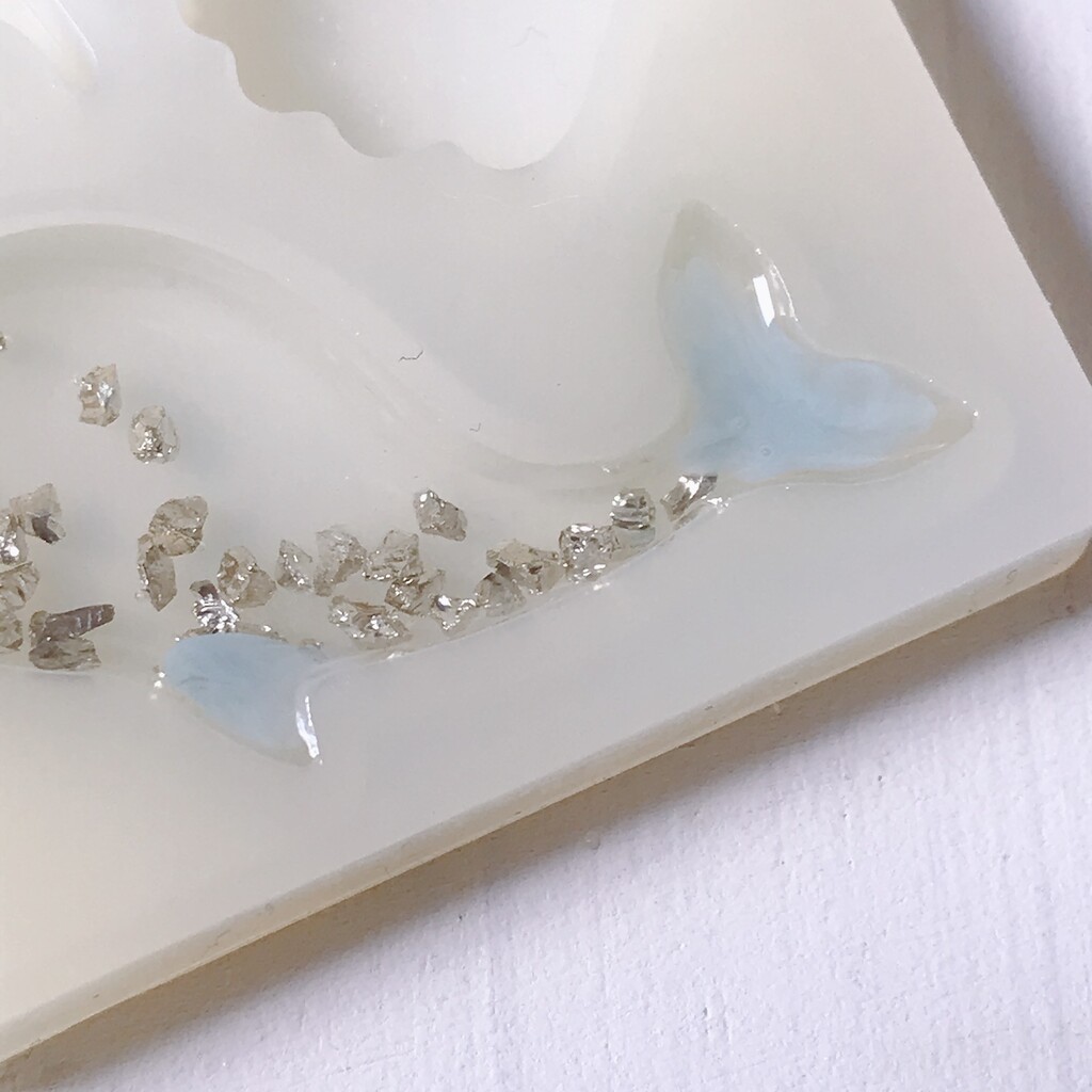 息子の絵がアートみ出てきた。と、大人爽やかなクジラつくりまし