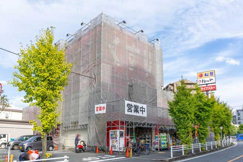 忍ケ丘駅ちかくのアカカベがシートにおおわれてる 大東・四條畷つーしん