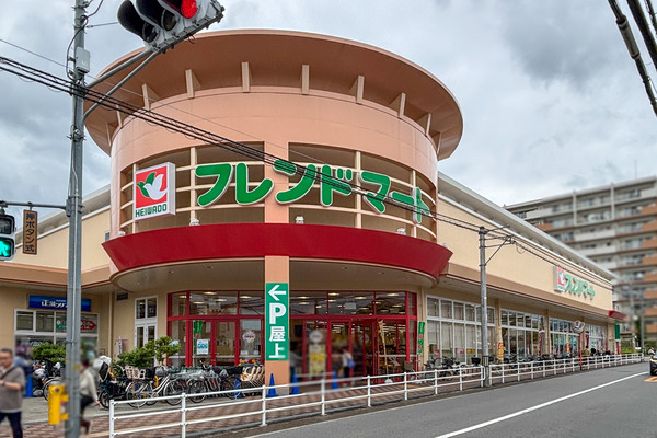 府道115号線ぞい氷室町の「フレンドマート」がリニューアルオープンしてる