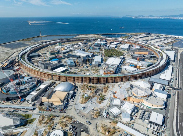 ①大屋根リング全景空撮（10月撮影）