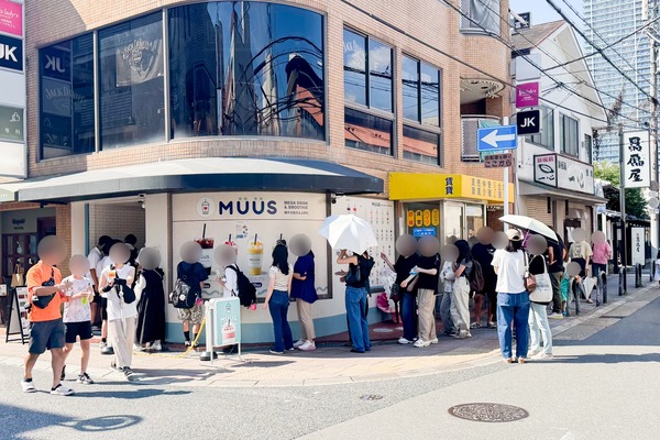 高槻市高槻町 MÜÜS（ムース） 行列の様子