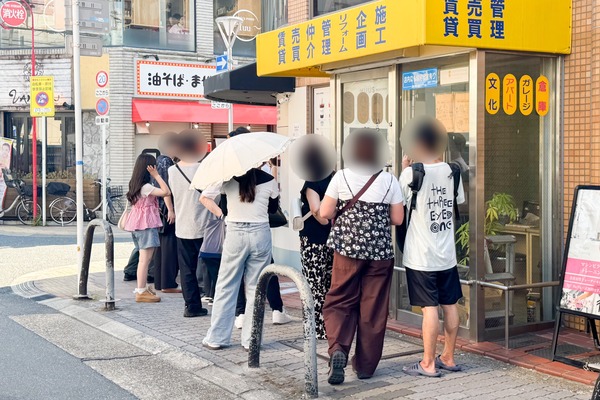 高槻市高槻町 MÜÜS（ムース） 行列の様子
