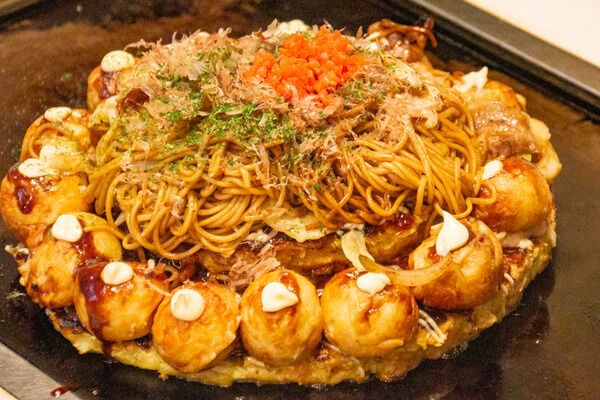 大食いyoutuber しのけん が枚方公園のお店で約5kgの粉モン大食いに挑戦してる 約16人前 高槻つーしん