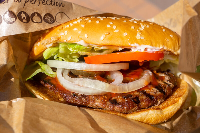 阪急高槻市駅前につくってたバーガーキングがオープンしてる やや行列ができてた 高槻つーしん