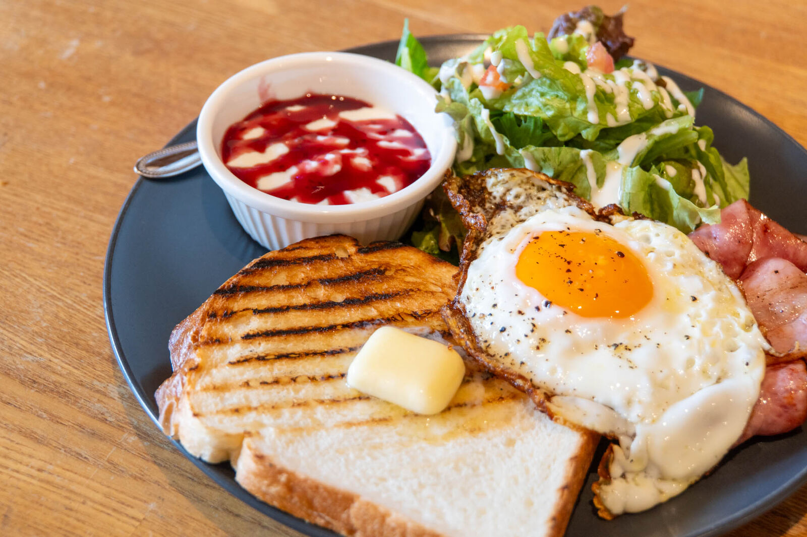 NO COFFEE NO WORKEE」の『ベーコンエッグトーストセット』（高槻市