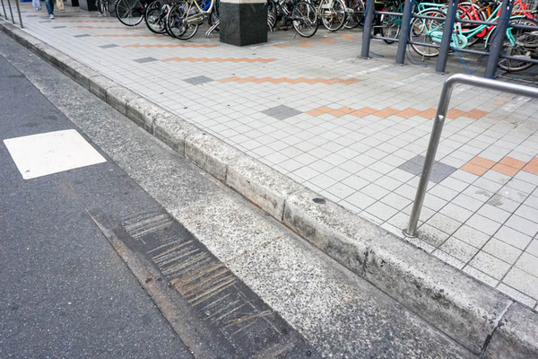 阪急高槻市駅スロープ-202112227