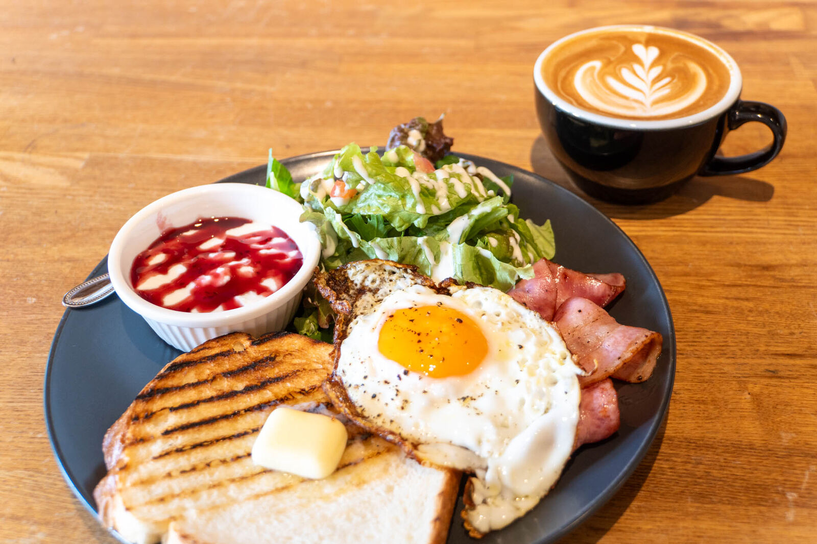 NO COFFEE NO WORKEE」の『ベーコンエッグトーストセット』（高槻市