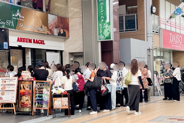 高槻センター街にプレオープンした韓国発のベーグル専門店「AREUM BAGEL（アルムベーグル）」に行列できてた