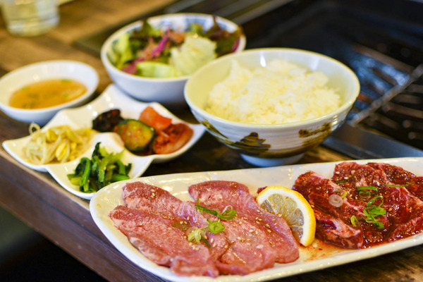 「焼肉 藤」の『塩タンとハラミの二種盛り定食』など（高槻市北園町）【たかつーグルメ】