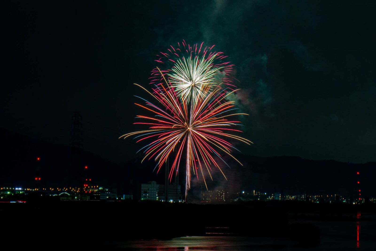 さっき枚方大橋あたりであがってた水都くらわんか花火大会 高槻つーしん