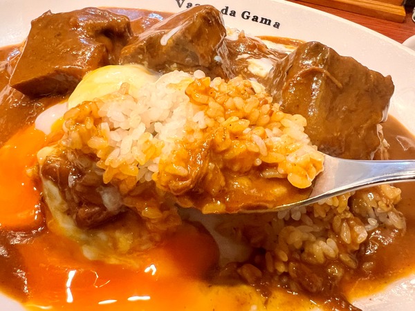 スプーンですくっている