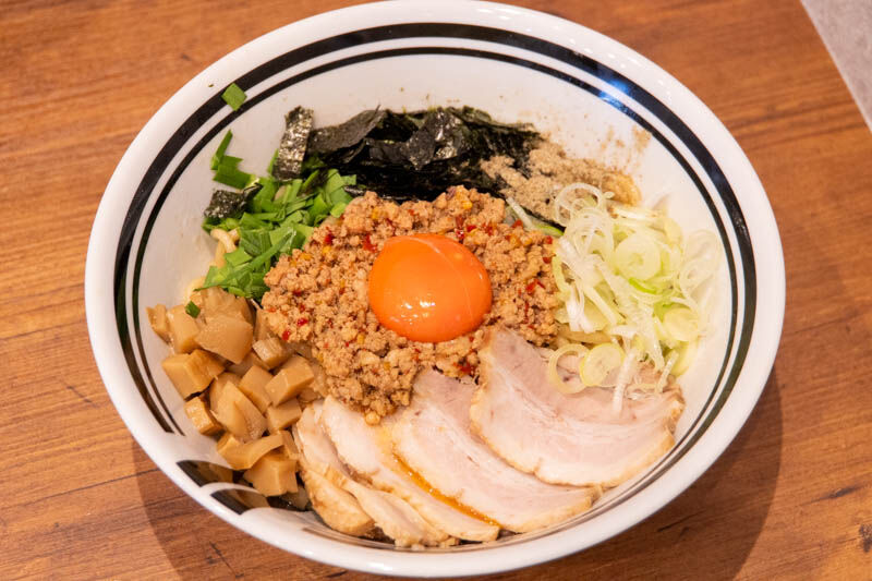 油そば・まぜそば ロマン」の『肉盛りませそば』（高槻市富田町）【た