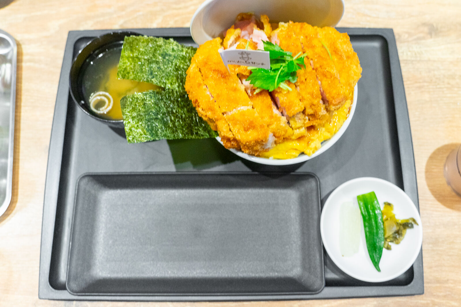 カツの太さは5センチ」の『5センチカツ丼(ロース)大』（高槻市城北町