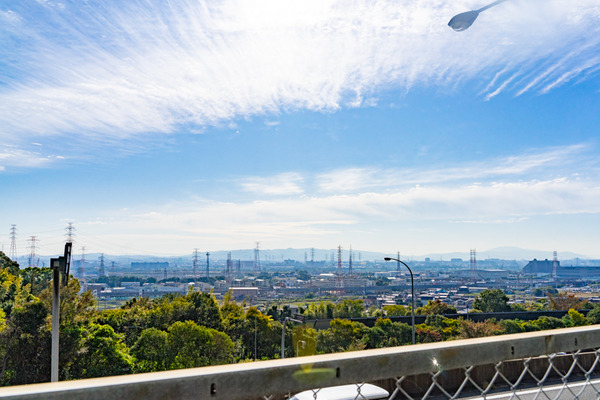 下から見た高速のトンネル-2011053