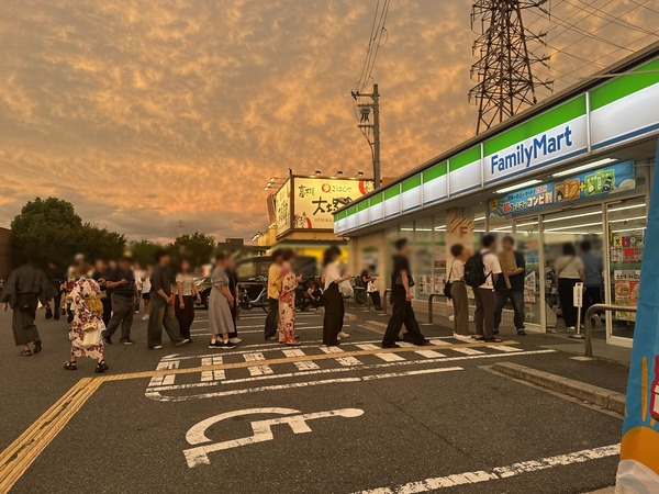 枚方大橋そばファミマレジ待ち行列