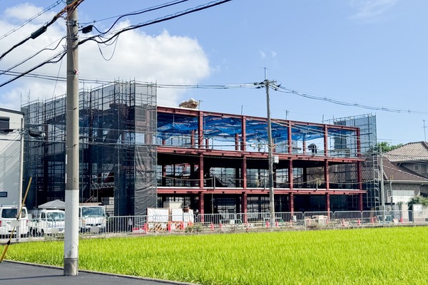 芝生町に「株式会社コスモス」の建物つくってる