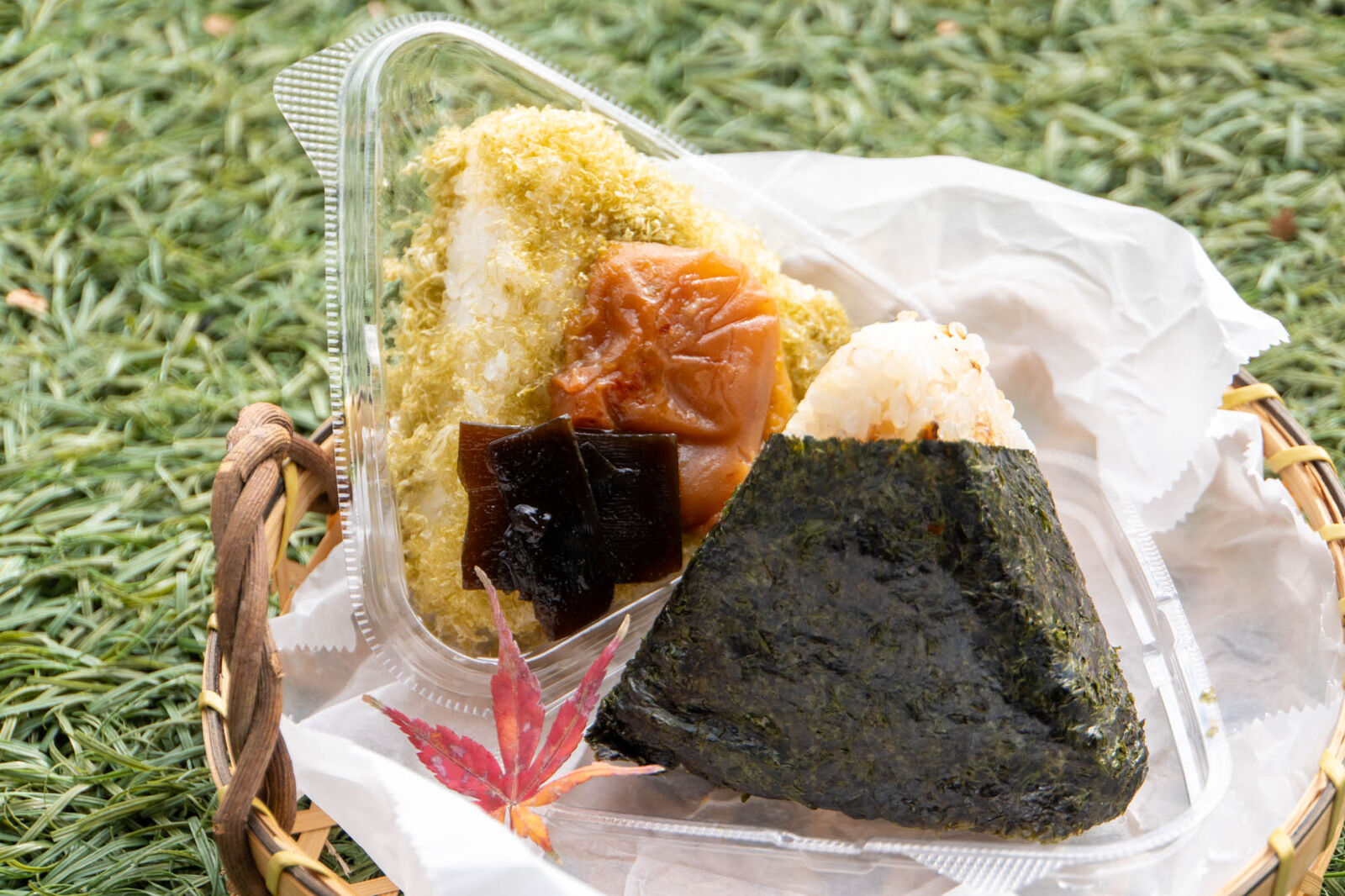 芥川商店街にある「HACHIROBEE」のおにぎりは出汁で炊いたお米を使用