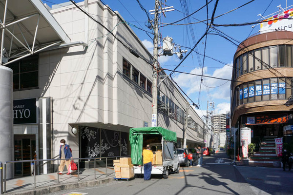 高槻市駅通行止め-202110265