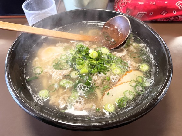 「釜あげうどん 太郎」の『肉うどん 玉子トッピング』（茨木市三島町）【たかつーグルメ】