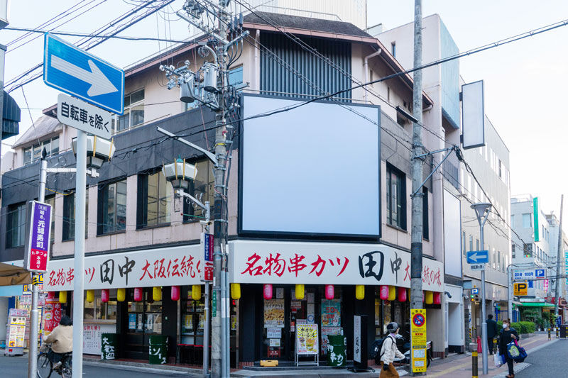 阪急高槻市駅ちかくの串カツ田中が入ってるビルの色が変わってる 高槻つーしん